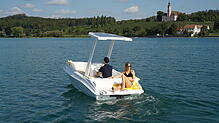 Fahrspaß vor der Kulisse von Kloster Birnau am Überlinger See: Bei der Elektro-Yacht Ott 470 E gibt es sogar eine kleine Liegefläche.