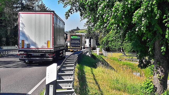 Versteckt zwischen Leitplanke und Bäumen steht an der B-33-Ortsdurchfahrt in Hepbach der dortige Radarturm des Landkreises. Nach seiner ...
