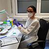 PTA Friederike Thoma zieht im Mini-KIZ Bad Säckingen beim künftigen Gesundheitscampus die Spritzen mit dem Impfstoff auf. Das Mini-KIZ ...