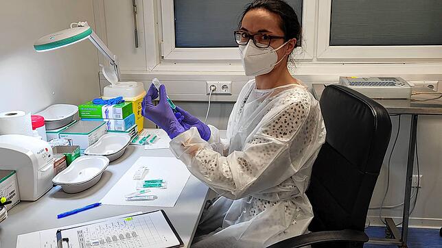 PTA Friederike Thoma zieht im Mini-KIZ Bad Säckingen beim künftigen Gesundheitscampus die Spritzen mit dem Impfstoff auf. Das Mini-KIZ ...