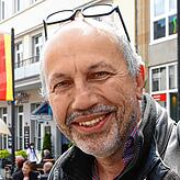 „Es ist komplett komisch: Die Jungen sind nicht da, nur ab und zu hocken sie bei der alten Grillstelle“, stellt Manfred ...