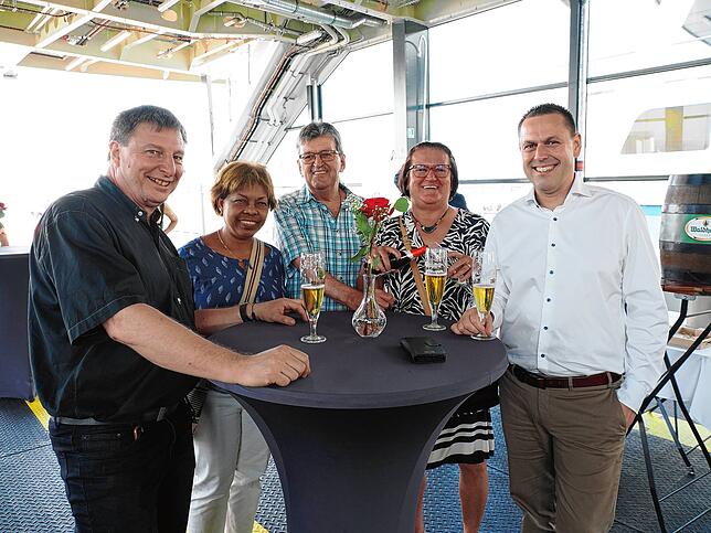 Bild 19: Die neue Fähre wird im Staader Hafen feierlich auf &bdquo;Richmond&ldquo; getauft. Diese Besucher sind dabei