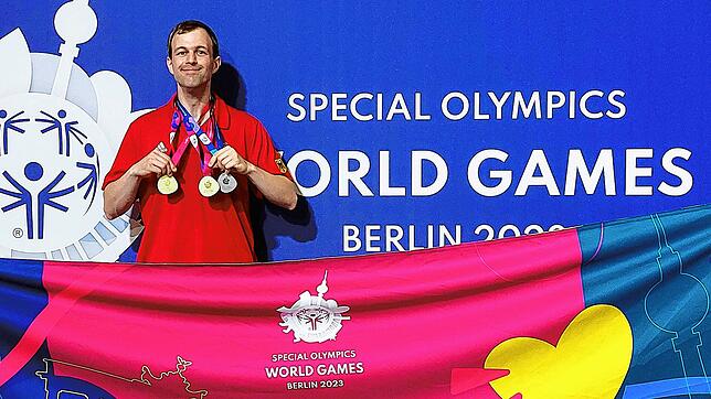 Julian Rublack aus Überlingen mit seiner beachtlichen Medaillen-Ausbeute bei den Special Olympics World Games in Berlin.