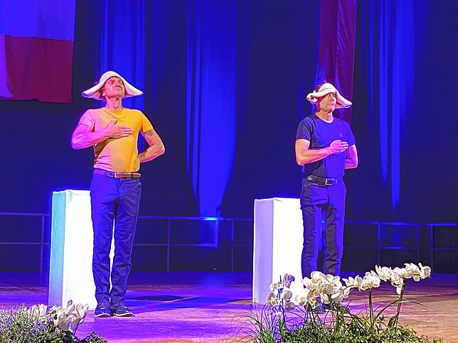 Das Duo „Junge Junge!“ beeindruckte das Publikum mit mehreren Beiträgen. Hier zeigen sie die Nummer „Hut ab!“.