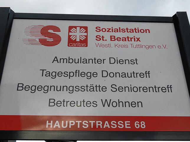 Das Schild fasst die Leistungen der Sozialstation zusammen.