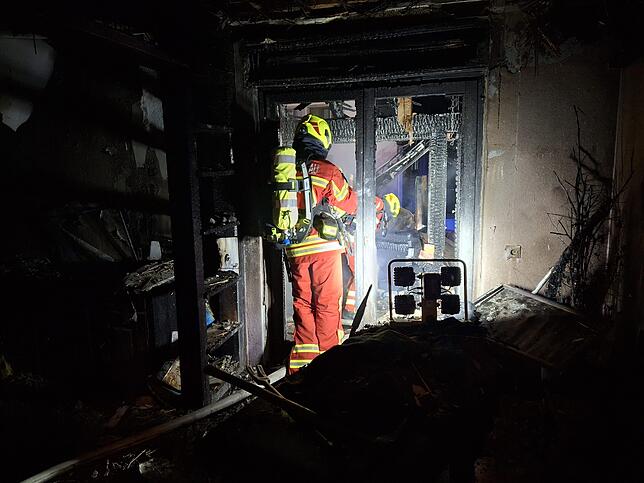 Unter Atemschutz drang die Feuerwehr ins Haus ein.