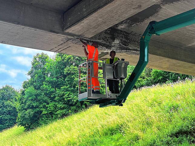 Bei einem Unfall wurden die Spannträger beschädigt.