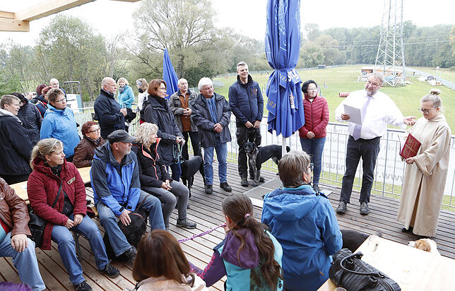 Großer Andrang beim Tag der offenen Tür: Vorsitzender Jörg Liebermann (zweiter von rechts) begrüßt die Besucher, Gemeindeassistentin ...