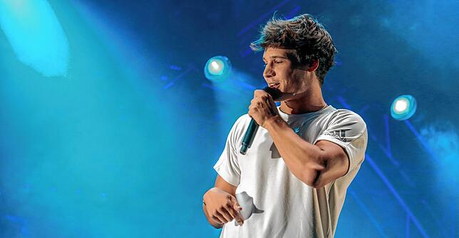 Vincent Weiss singt ausdrucksstarke Lieder auf der Bühne der Aacher Arena.