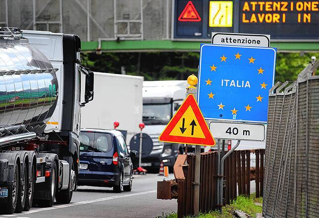 LKWs und Autos passieren die österreichisch-italienische Grenze. Ab hier ist Vorsicht angesagt: In Italien stehen mehr als 11.000 ...