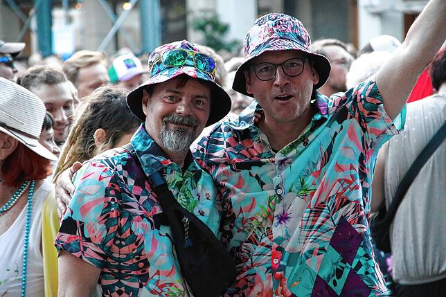 Im passenden Look kamen diese beiden Fans zum Konzert der legendären Beach Boys zum Stimmenfestival nach Lörrach.