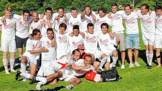 Meister 2012: Der FC Tiengen 08 setzte sich am letzten Spieltag im Fernduell mit dem TuS Efringen-Kirchen durch. Das Heimspiel gegen ...