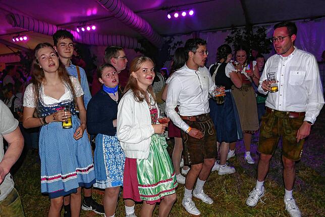 Bild 34: Was für eine Fete! Musikkapelle Mundelfingen versetzt das Publikum zum Jubiläumsstart in Feierlaune