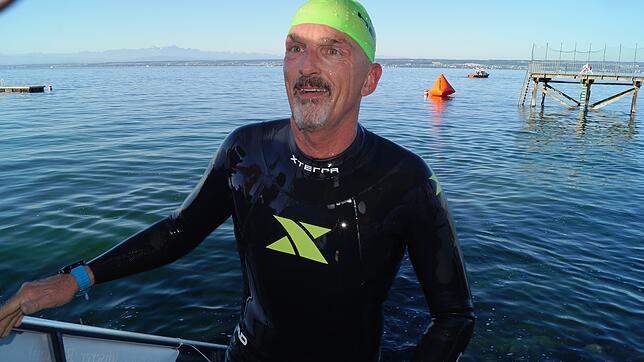 Der extra aus den USA angereiste Kreuzlinger Andreas Lorenz erreicht als Erster das Ziel beim Bodensee Openwater-Event.