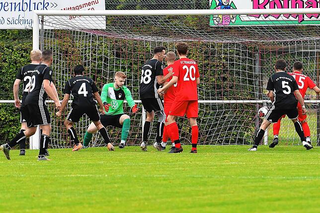 Bild 3: FC Wallbach setzt sich knapp mit 2:1 gegen den FC Tiengen 08 durch &ndash; und wir haben Bilder