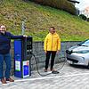 Bürgermeister Matthias Weckbach (links) und Stephan Einsiedler von Netze BW an der Ladesäule. Wer sein Auto fertig geladen hat, muss den ...