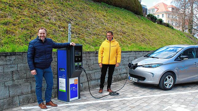 Bürgermeister Matthias Weckbach (links) und Stephan Einsiedler von Netze BW an der Ladesäule. Wer sein Auto fertig geladen hat, muss den ...