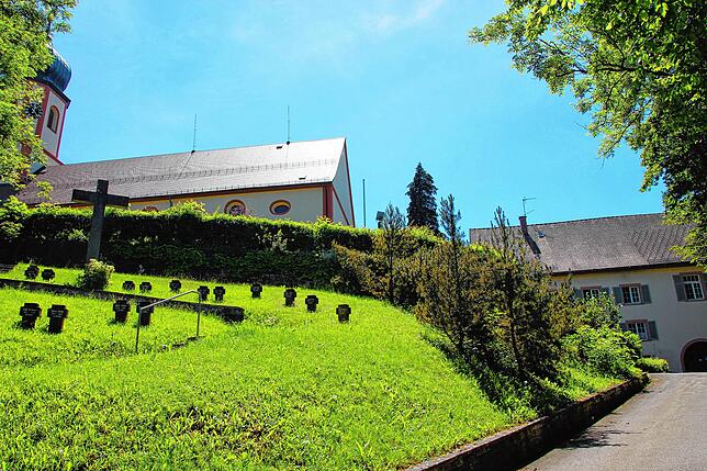 Terrassenartig liegt das Pfarrhaus Degernau mit dem Mariensaal direkt neben der Kirche Mariä Himmelfahrt Degernau.