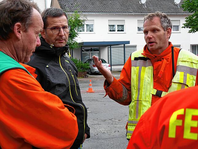 Im ständigen Austausch und wie alle Einsatzkräfte im Dauereinsatz: Bürgermeister Patrick Stärk (links) und Feuerwehrkommandant Oliver ...
