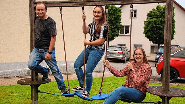 Hier sind Spaß und Spiel vorprogrammiert: Das neue Jugendleiterteam des Musikvereins Wald (von links): Jugendleiter Ulrich Heim, Corinna ...