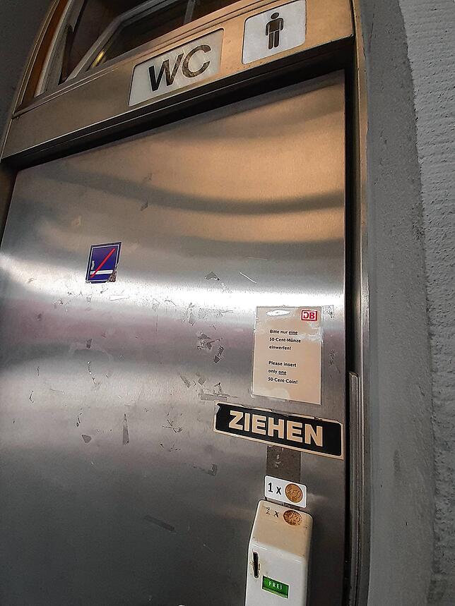 Durchgehend zugänglich ist die öffentliche Toilette am Donaueschinger Bahnhof, wo allerdings 50 Cent für die Nutzung fällig sind.