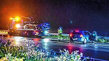 Zwei Unfallwagen werden am späten Abend auf der Autobahn 5 zwischen Achern und Appenweier durch ein Abschleppunternehmen geborgen. ...
