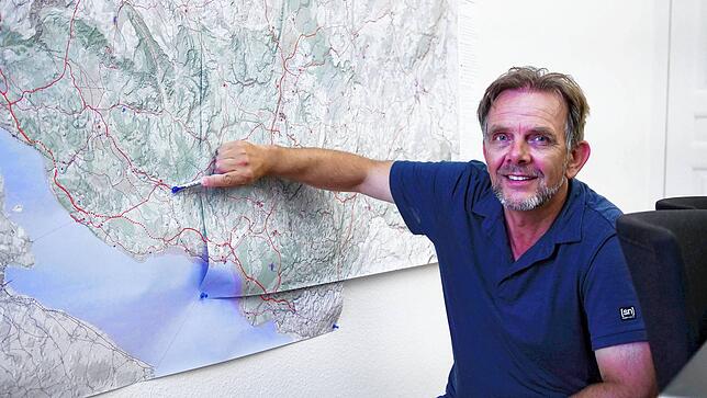 Wolfgang Heine, Verbandsdirektor des Regionalverbandes Bodensee-Oberschwaben, deutet auf die Strecke der Bodenseegürtelbahn. Läuft alles ...