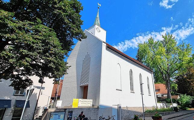 Die Auferstehungskirche in der Überlinger Innenstadt ist ganz in Weiß gehalten.