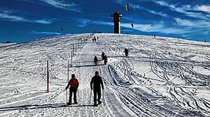Der harmlose Berg? Am flachen Rücken des Feldberg tummeln sich Winterfreunde. An seinen steilen Flanken kann er gefährlich werden. Ein ...