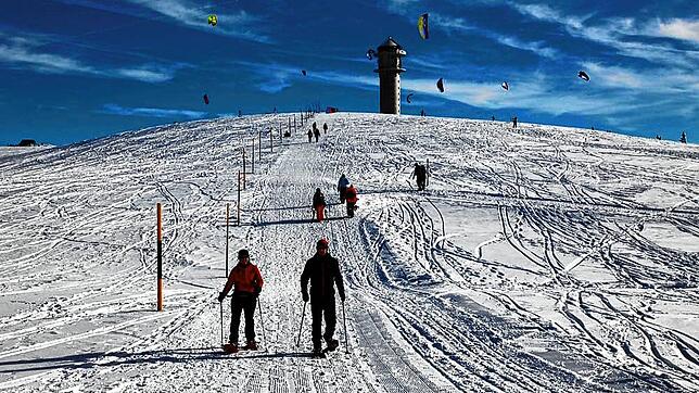 Der harmlose Berg? Am flachen Rücken des Feldberg tummeln sich Winterfreunde. An seinen steilen Flanken kann er gefährlich werden. Ein ...