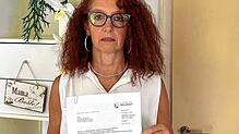 Carmen Kleemann hält ein Schreiben des Gesundheitsamtes in den Händen mit der Aufforderung, sich impfen zu lassen. Derzeit hat sie noch ...