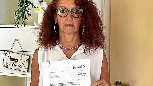 Carmen Kleemann hält ein Schreiben des Gesundheitsamtes in den Händen mit der Aufforderung, sich impfen zu lassen. Derzeit hat sie noch ...