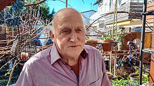 Siegfried Willibald, hier in seinem Garten in Daisendorf, hat sein Amt als erster stellvertretender Bürgermeister niedergelegt. Im März ...