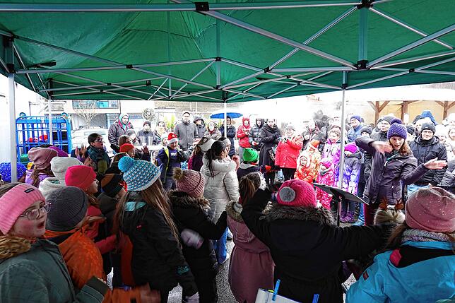 Bild 23: Groß und Klein trotzen beim Weihnachtsmarkt Rickenbach dem Schmuddelwetter