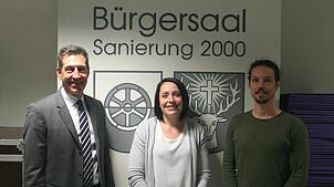 Elisabeth Hauser (Mitte) betreut ab sofort das Hubertshofener Rathaus. Links Donaueschingens Oberbürgermeister Erik Pauly, rechts der ...