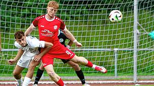 Der FC RW Salem (Max Wimmer, rechts) hat beim 0:4 gegen den FC Teningen (Maximilian Resch) Lehrgeld bezahlen müssen.