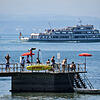 Nicht nur in Friedrichshafen, hier der Steg am Strandbad, und am Bodensee wird dringend nach Rettungsschwimmern und Fachkräften für den ...
