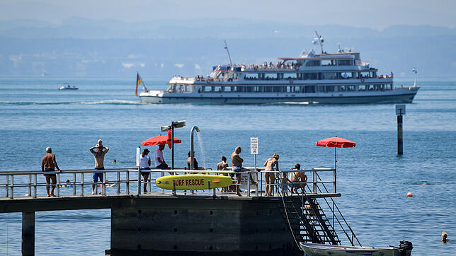 Nicht nur in Friedrichshafen, hier der Steg am Strandbad, und am Bodensee wird dringend nach Rettungsschwimmern und Fachkräften für den ...
