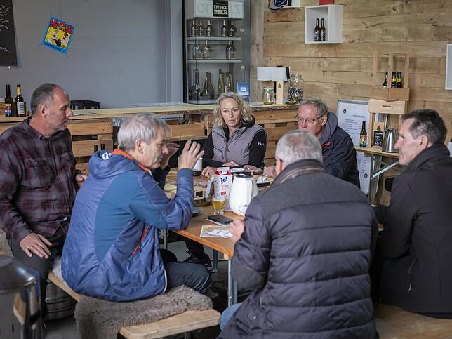 Sigrun Bundschuh, Geschäftsführerin von Inselbier, spricht mit Regionalentwickler Michael Baldenhofer und Erzeugern über die regionale ...