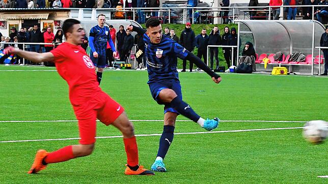 Wann rollt der Ball wieder? Seit dem Derby zwischen dem FC Tiengen 08 und dem VfB Waldshut &ndash; hier David Duvnjak beim Torschuss ...