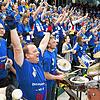 Die Fans, hier die &bdquo;Bluebears&ldquo;, dürfen in in die Halle zurück und die Volleyballer anfeuern. Doch ausgerechnet jetzt steht ...