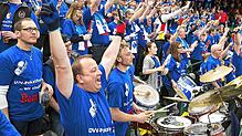 Die Fans, hier die &bdquo;Bluebears&ldquo;, dürfen in in die Halle zurück und die Volleyballer anfeuern. Doch ausgerechnet jetzt steht ...