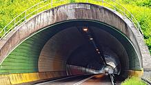 Ein Spezialfahrzeug reinigte Wände und Decken im Langenfirsttunnel. Bilder: Gerald Nill