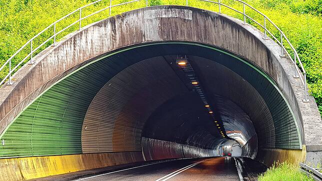 Ein Spezialfahrzeug reinigte Wände und Decken im Langenfirsttunnel. Bilder: Gerald Nill