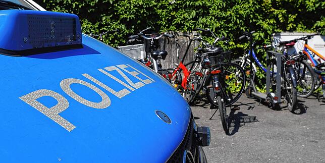 Mancher fährt noch schnell bei Rot rüber – und landet direkt in den Armen der Polizei. Das wird richtig teuer am Bahnübergang.