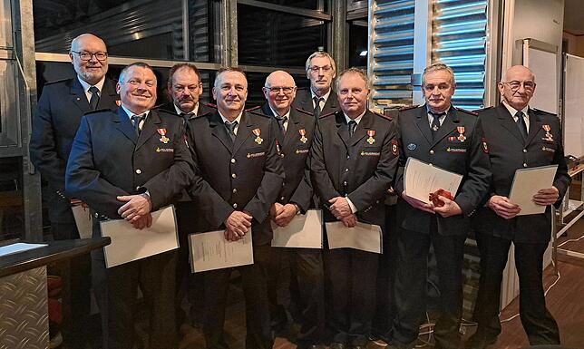 430 Jahre Einsatz bei der Feuerwehr wurden bei der Hauptversammlung der Engener Wehr geehrt: Markus Gebhart, Erich Dubberstein, Holger ...
