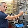 Präzision ist gefragt: Tuncay Sati bei der Arbeit an der Bohrmuldenfräse.