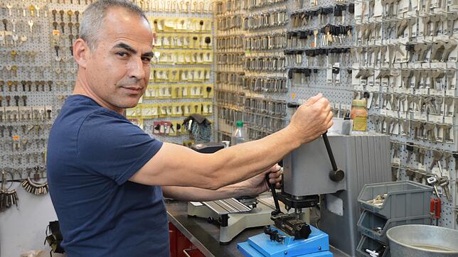 Präzision ist gefragt: Tuncay Sati bei der Arbeit an der Bohrmuldenfräse.