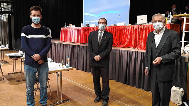 Abschied mit Abstand: Pasqual Karasch und Alfred Winkler wurden von OB Klaus Eberhardt (Mitte) für ihre Arbeit gewürdigt.