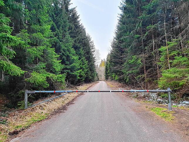 Die Einfahrt in den Weißwald ist mit einer Schranke versehen.